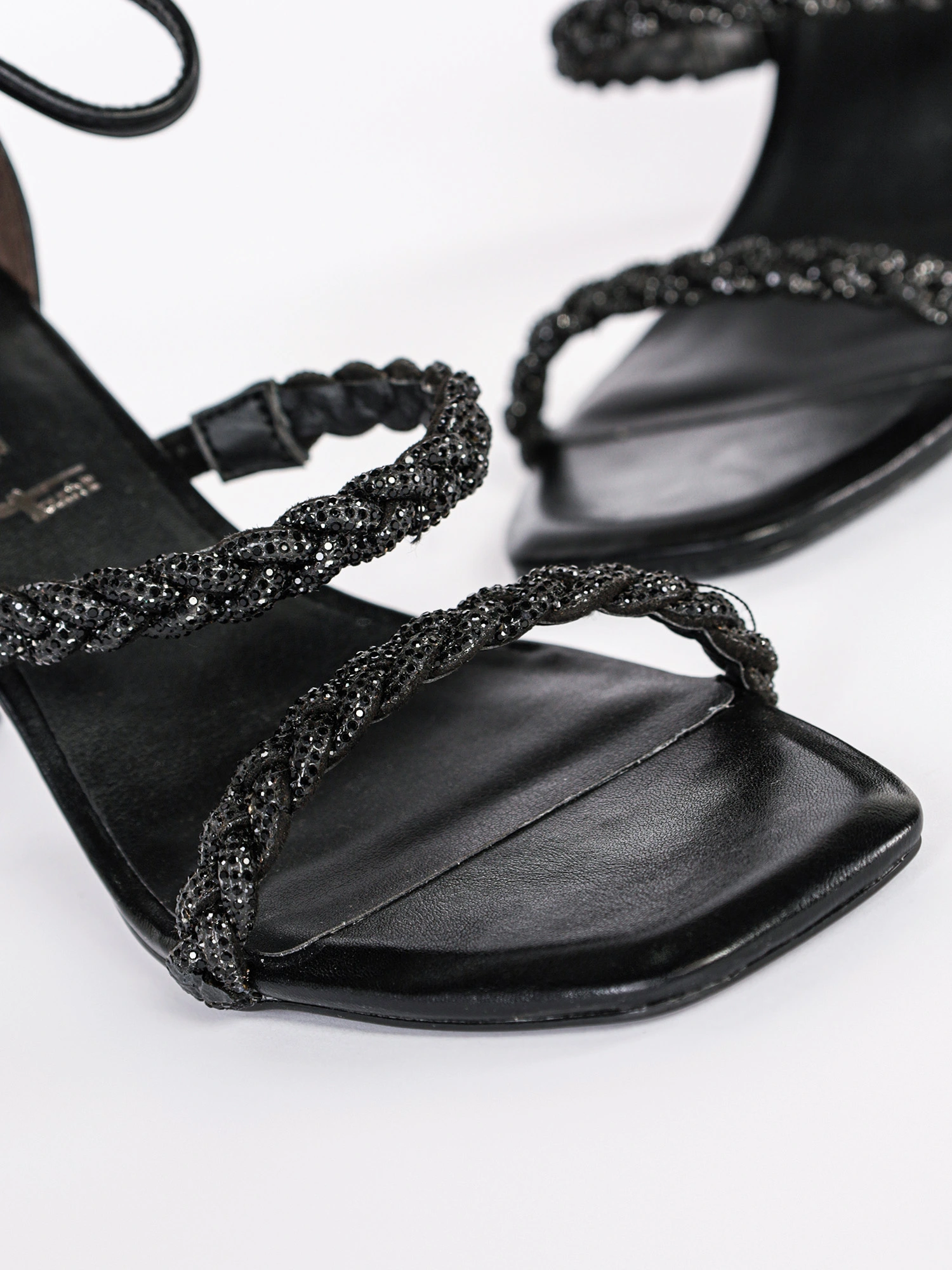 Босоножки черного цвета с элементами плетения на высоком каблуке